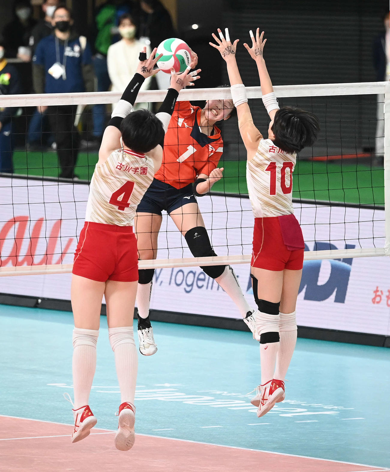 誠英対古川学園　スパイクを放つ誠英・田川（撮影・たえ見朱実）