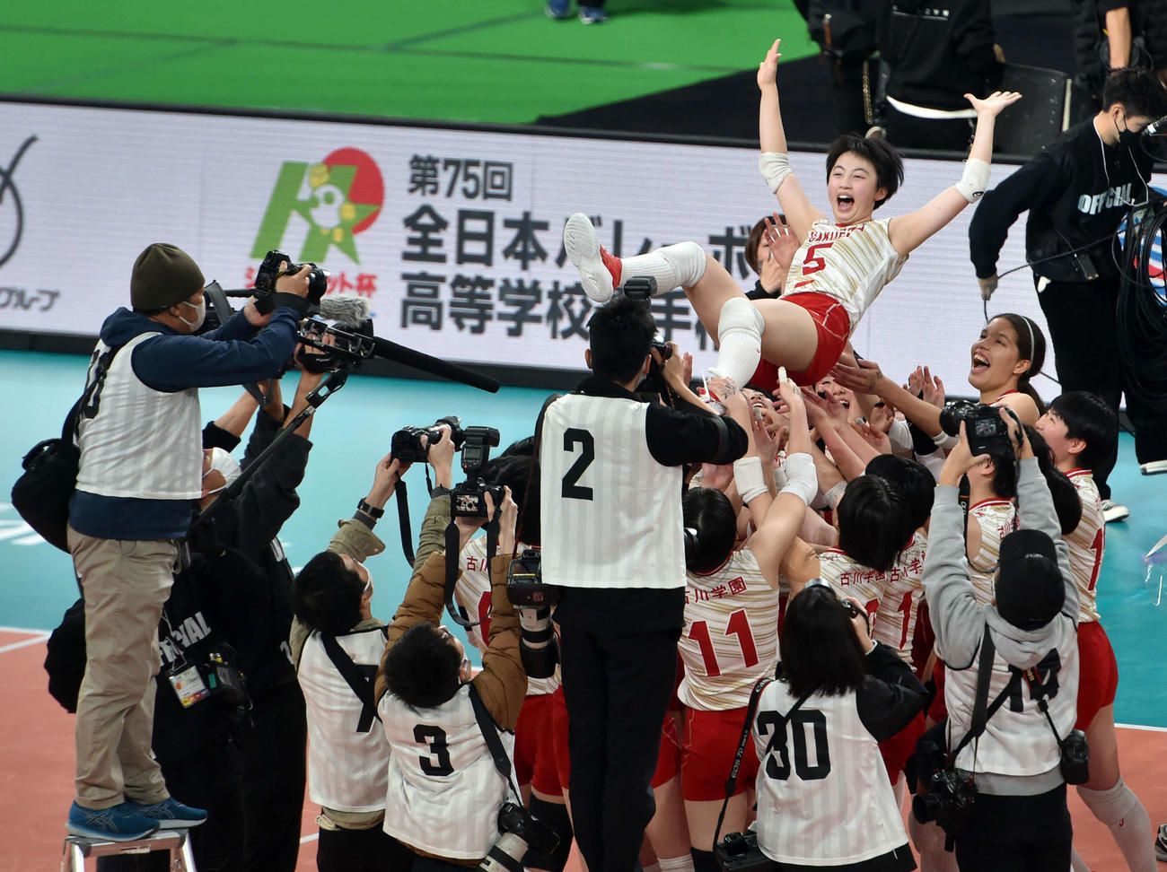 誠英対古川学園　23大会ぶり4度目の優勝を果たし、胴上げで笑顔を見せる古川学園・熊谷（撮影・相沢孔志）