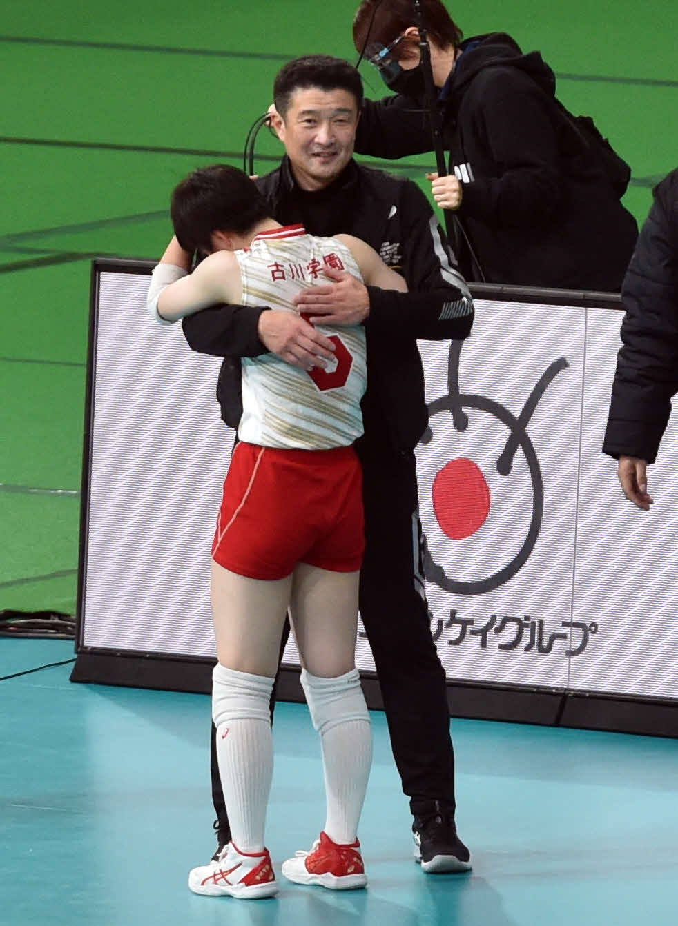 誠英対古川学園　23大会ぶり4度目の優勝を決め、古川学園・岡崎監督（後方）と抱き合う熊谷（撮影・相沢孔志）