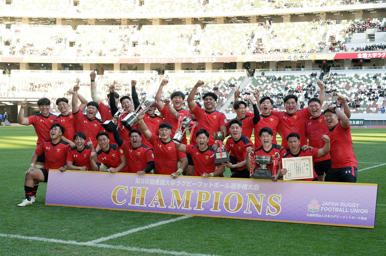 帝京大対早大　優勝を決め記記念撮影する帝京大の選手たち（撮影・滝沢徹郎）
