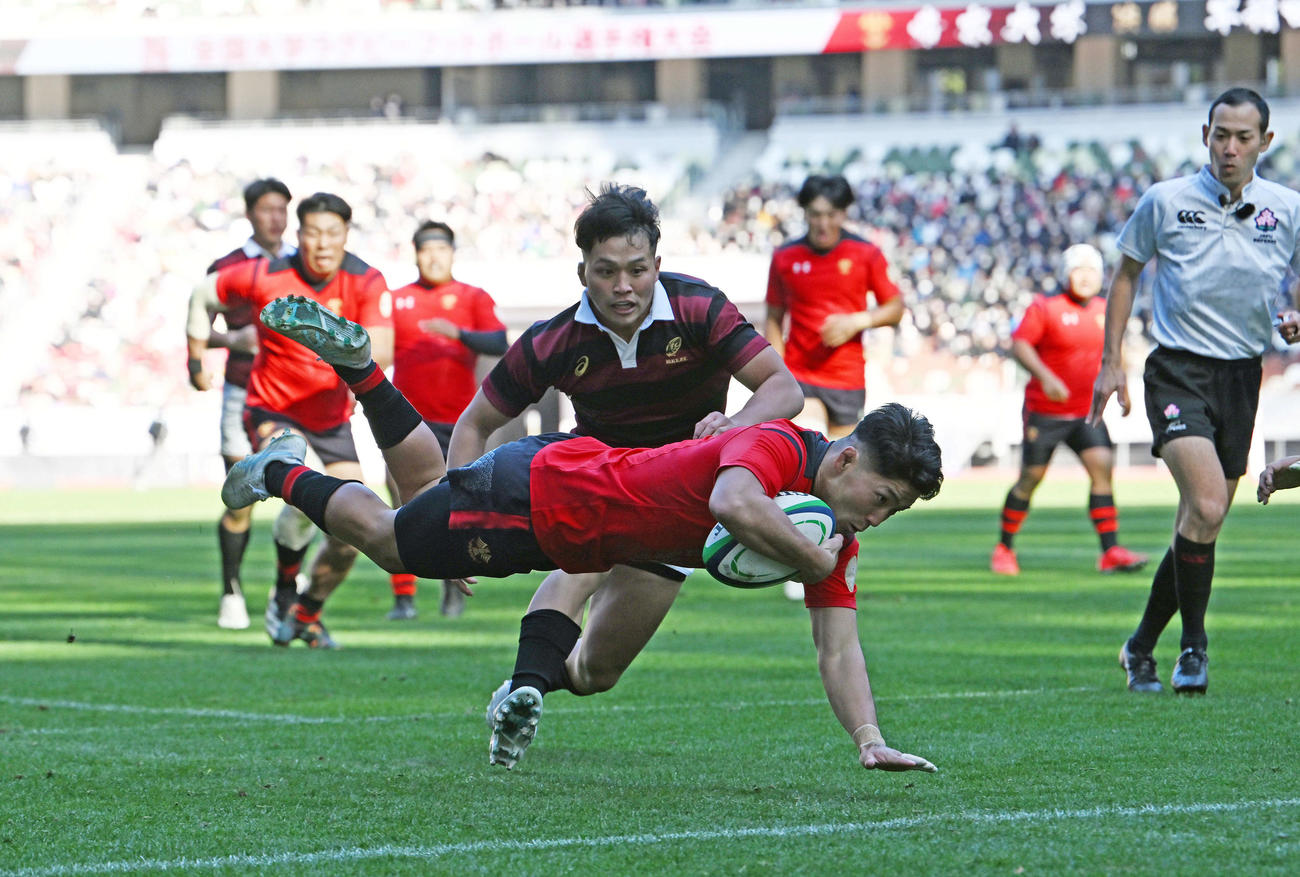 帝京大対早大　前半、先制のトライを決める帝京大SO高本幹（手前）（撮影・滝沢徹郎）