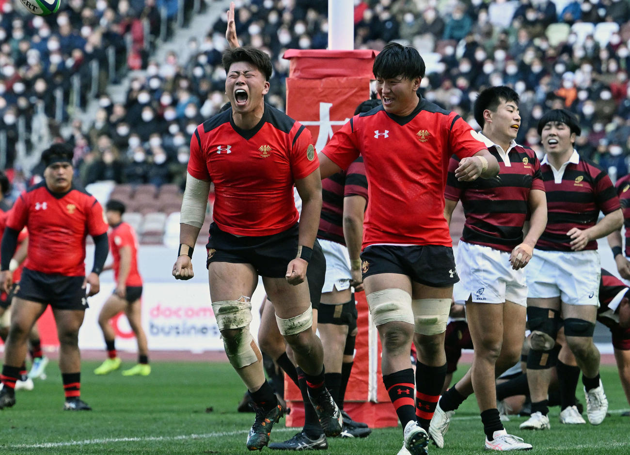 帝京大対早大　前半、トライを決め叫ぶ帝京大フランカー青木（手前左）（撮影・滝沢徹郎）
