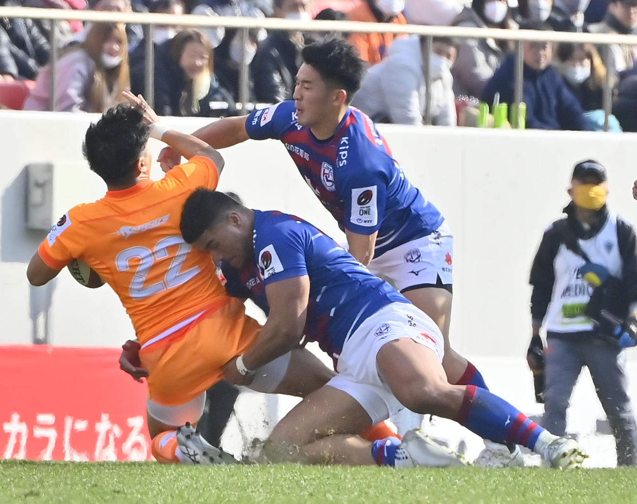 花園対東京ベイ　後半、東京ベイの攻撃に激しいタックルをする花園CTBフィフィタ（撮影・和賀正仁）