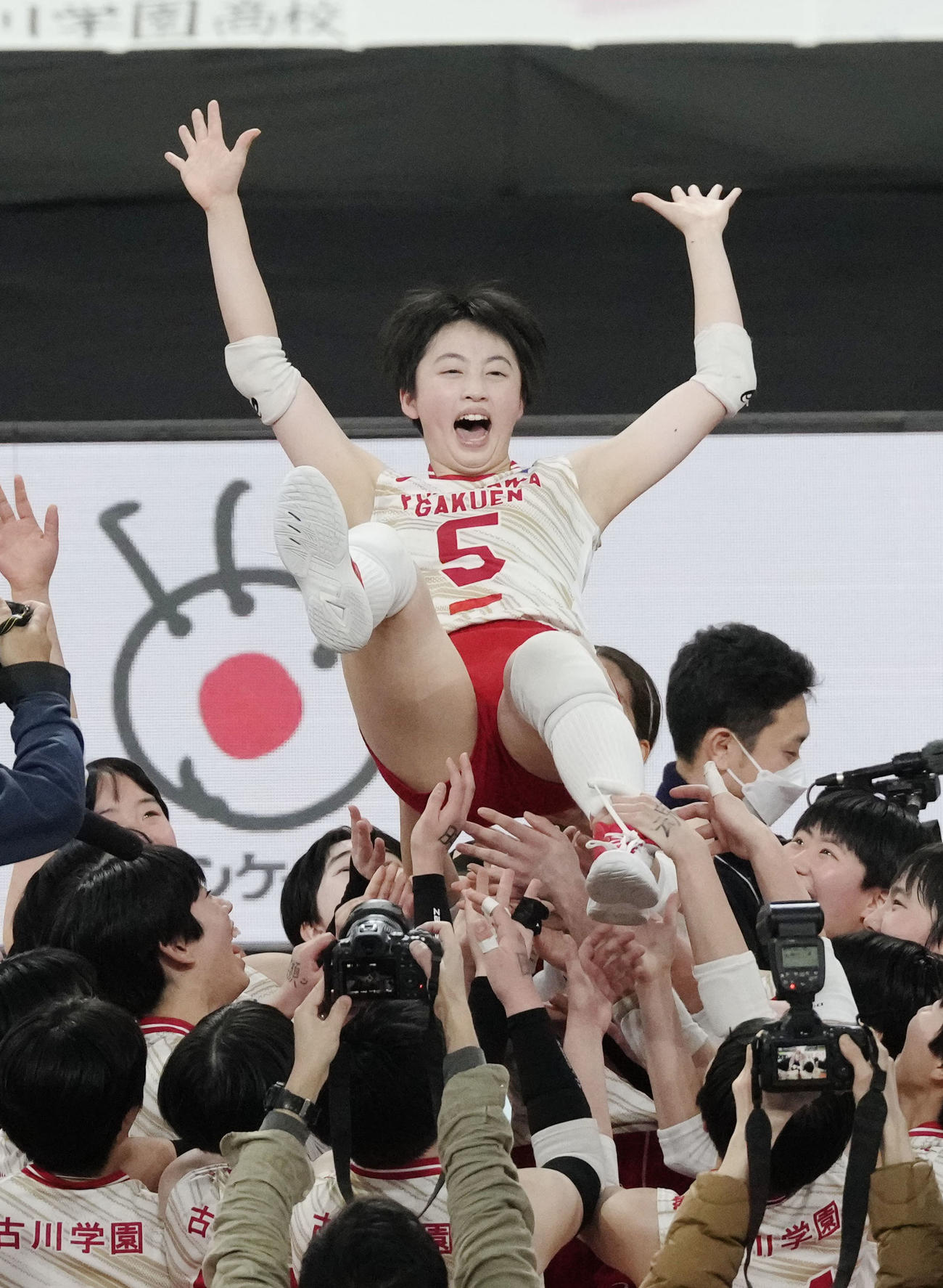 優勝し胴上げされる古川学園・熊谷主将（共同）