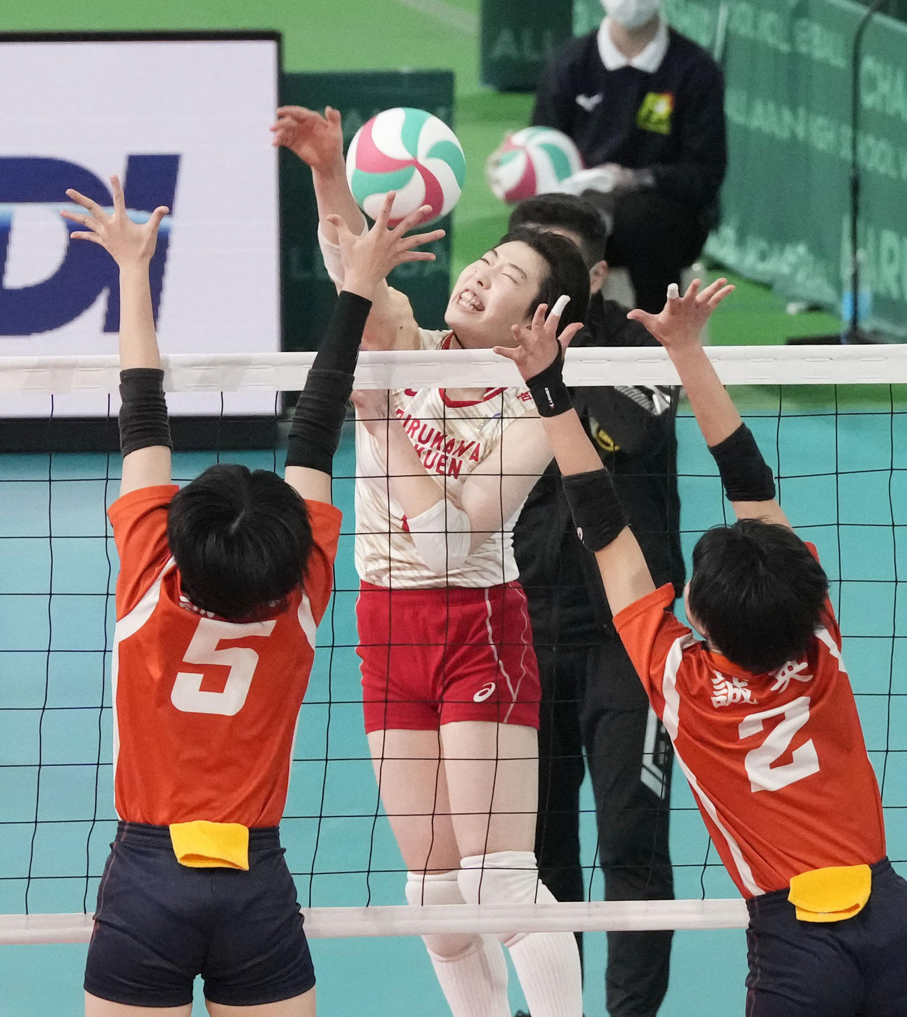 誠英―古川学園　第1セット、スパイクを決める古川学園・阿部（共同）