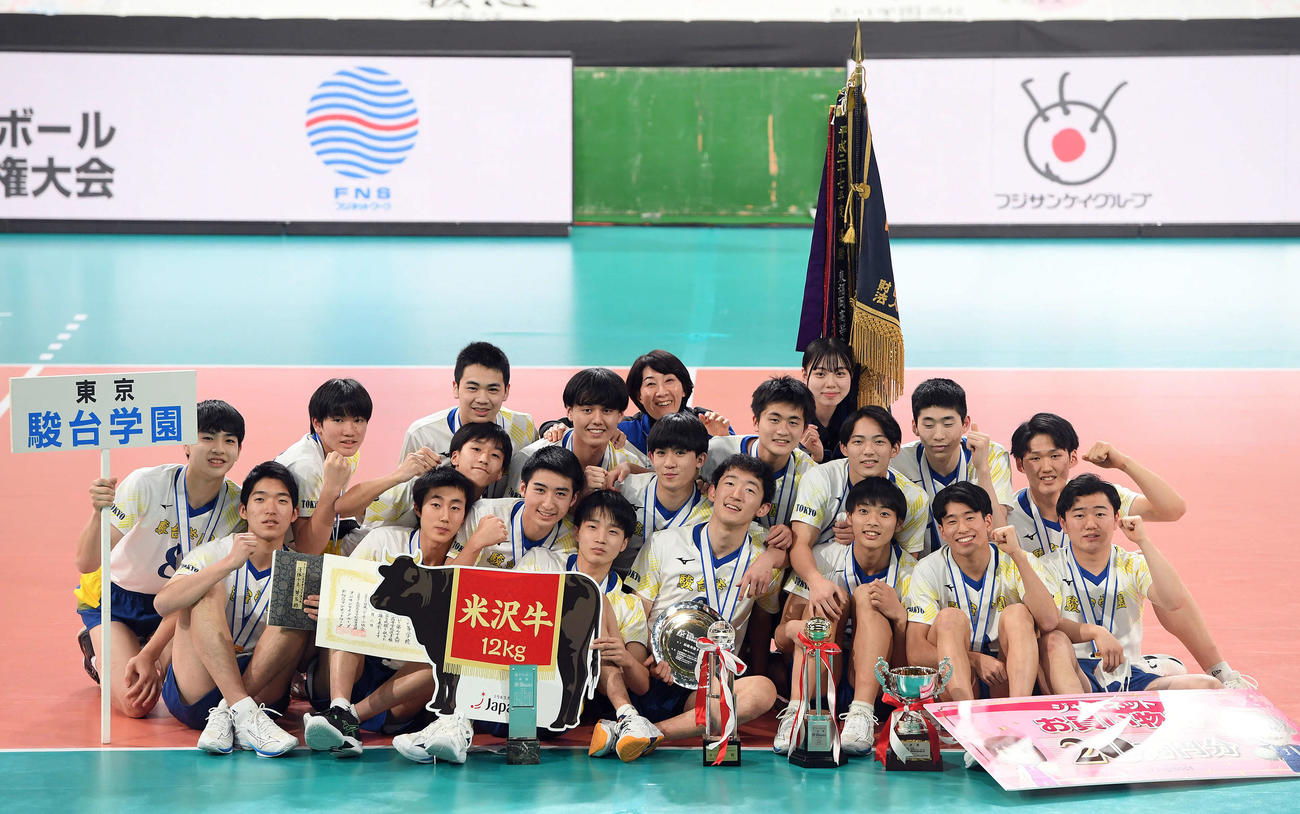 駿台学園対鎮西　優勝を飾り記念撮影に納まる駿台学園（撮影・たえ見朱実）