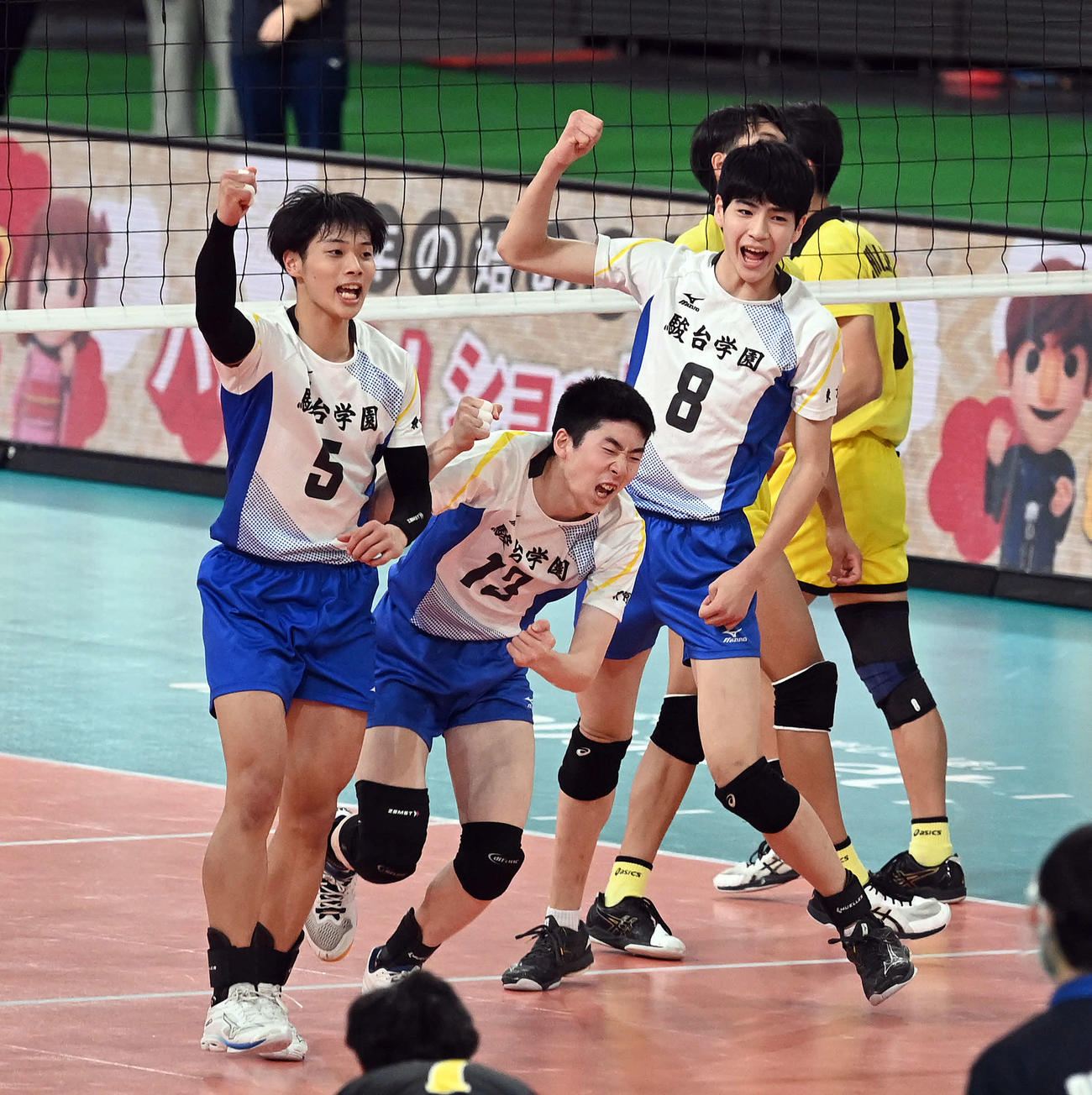 駿台学園対鎮西　第3セット、鎮西に競り勝ちガッツポーズを決める、左から駿台学園・亀岡、高沢、川野（撮影・たえ見朱実）