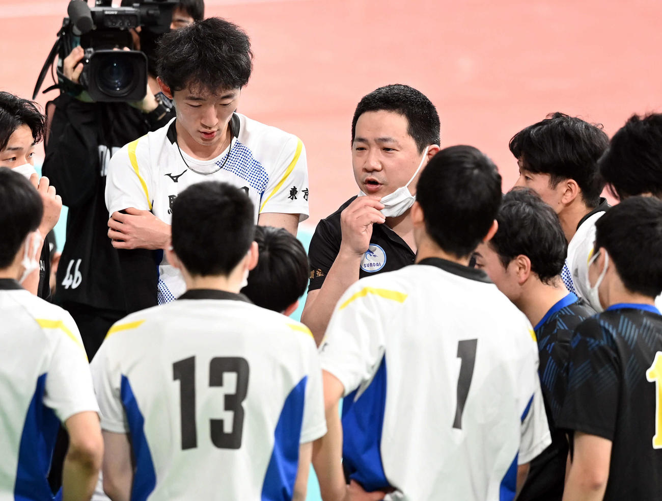 駿台学園対鎮西　選手に声をかける駿台学園・梅川監督（撮影・たえ見朱実）