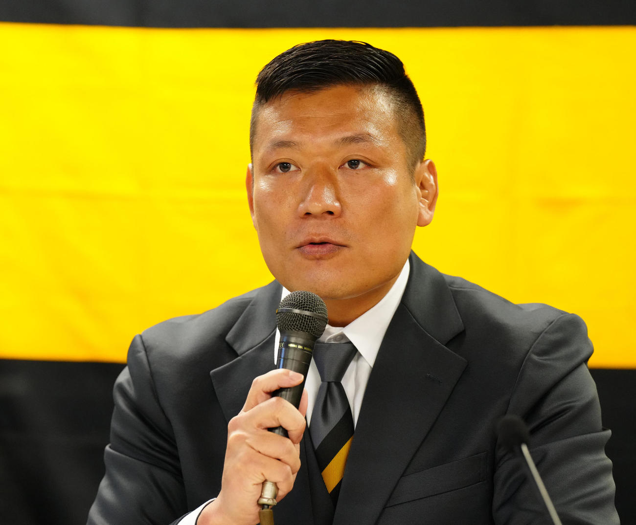 記者会見に臨む慶大ラグビー部新監督の青貫氏（撮影・江口和貴）