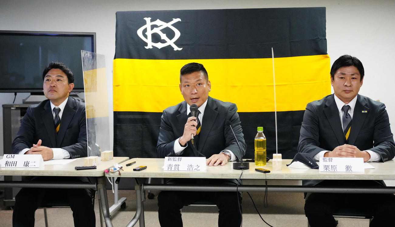 記者会見に臨む慶大ラグビー部新監督の青貫氏（中央）。右は栗原前監督、左は和田GM（撮影・江口和貴）