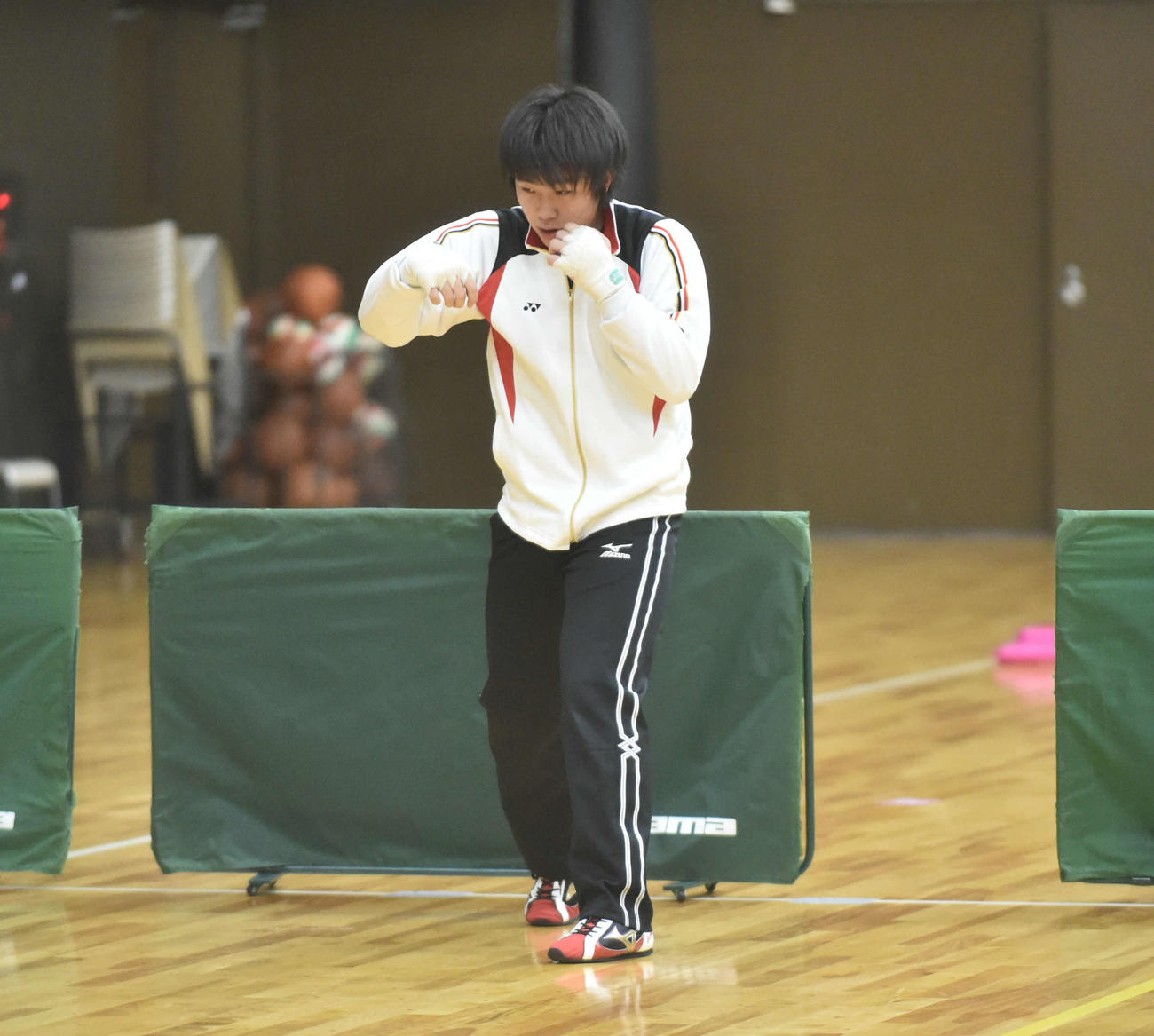 シャドーボクシングをする開志学園・斎藤