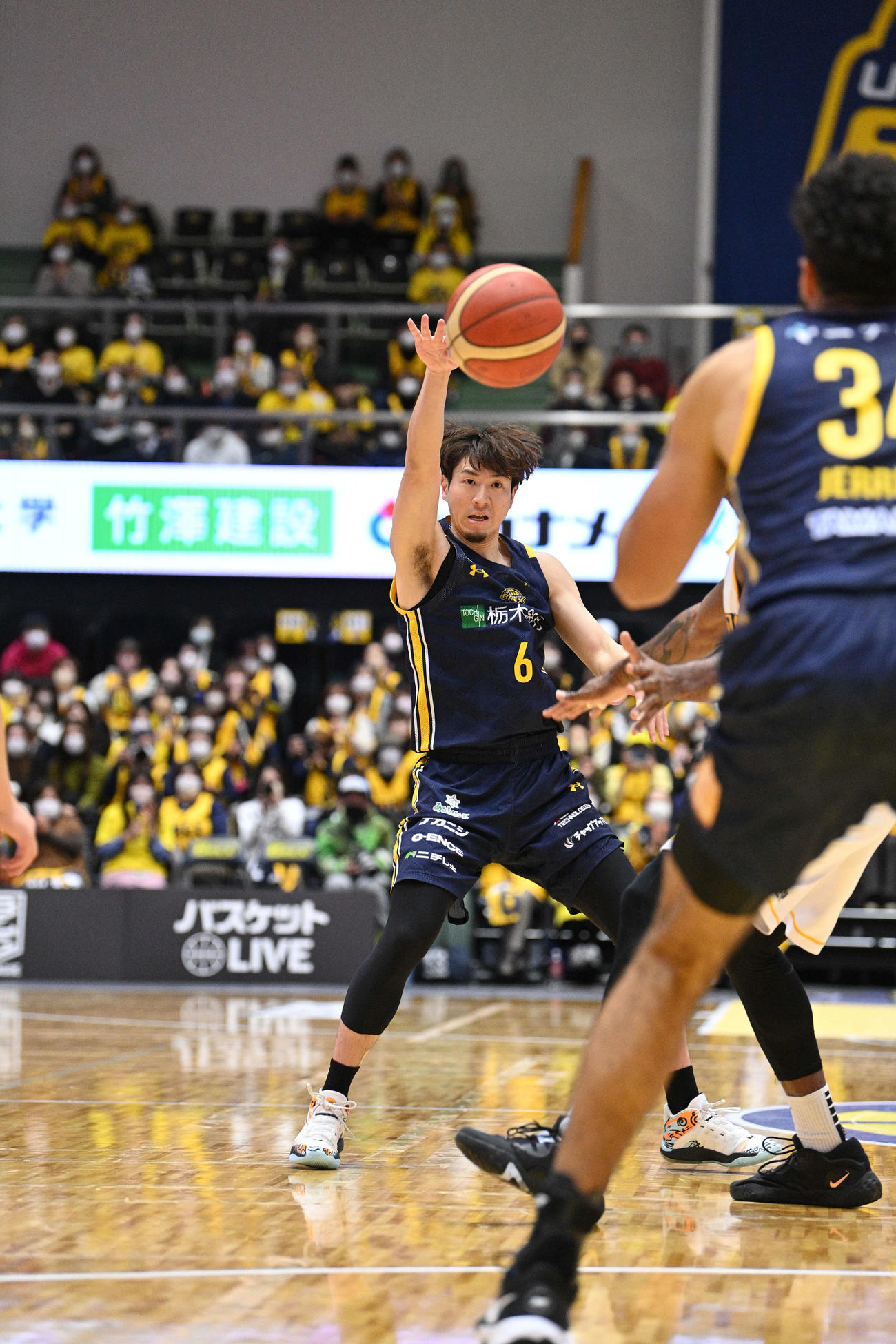 宇都宮対仙台　パスを出す宇都宮比江島（C）B.LEAGUE