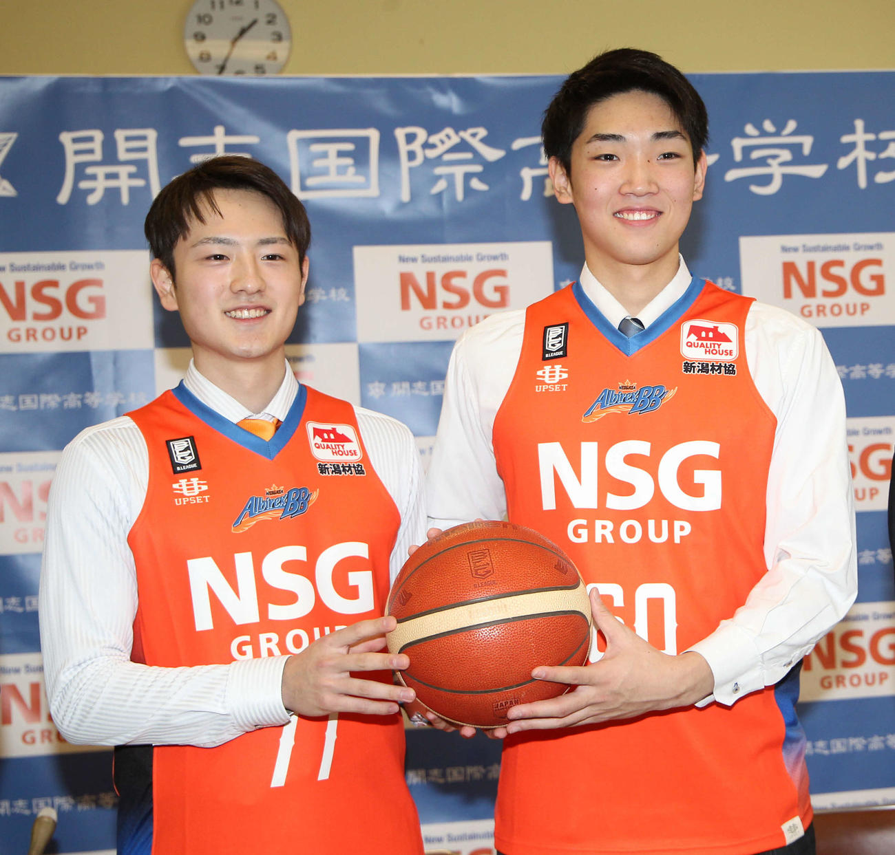 新潟の特別指定選手になった小池（左）と武藤