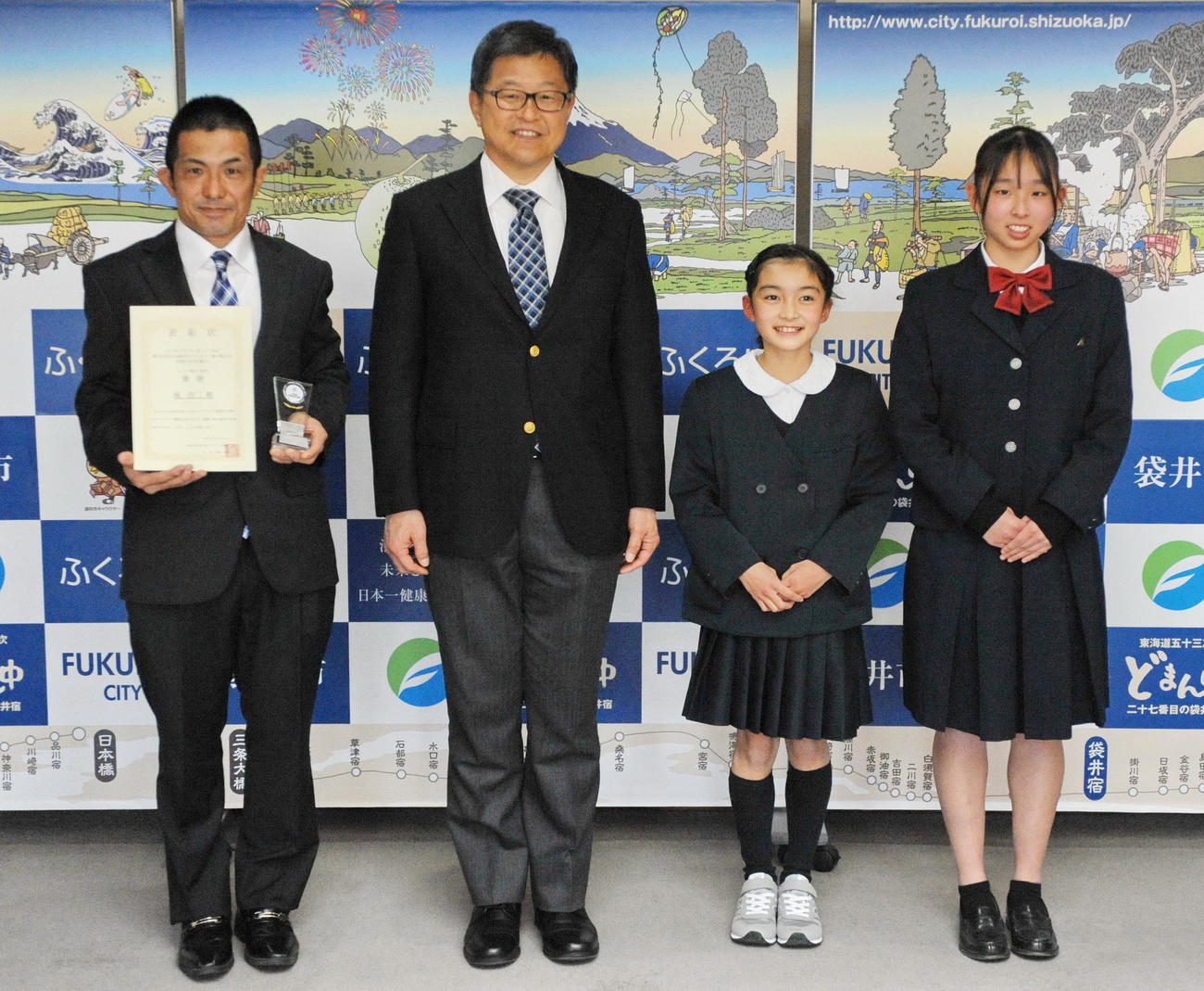 記念撮影に納まる、左から堀、大場・袋井市長、野田、村松