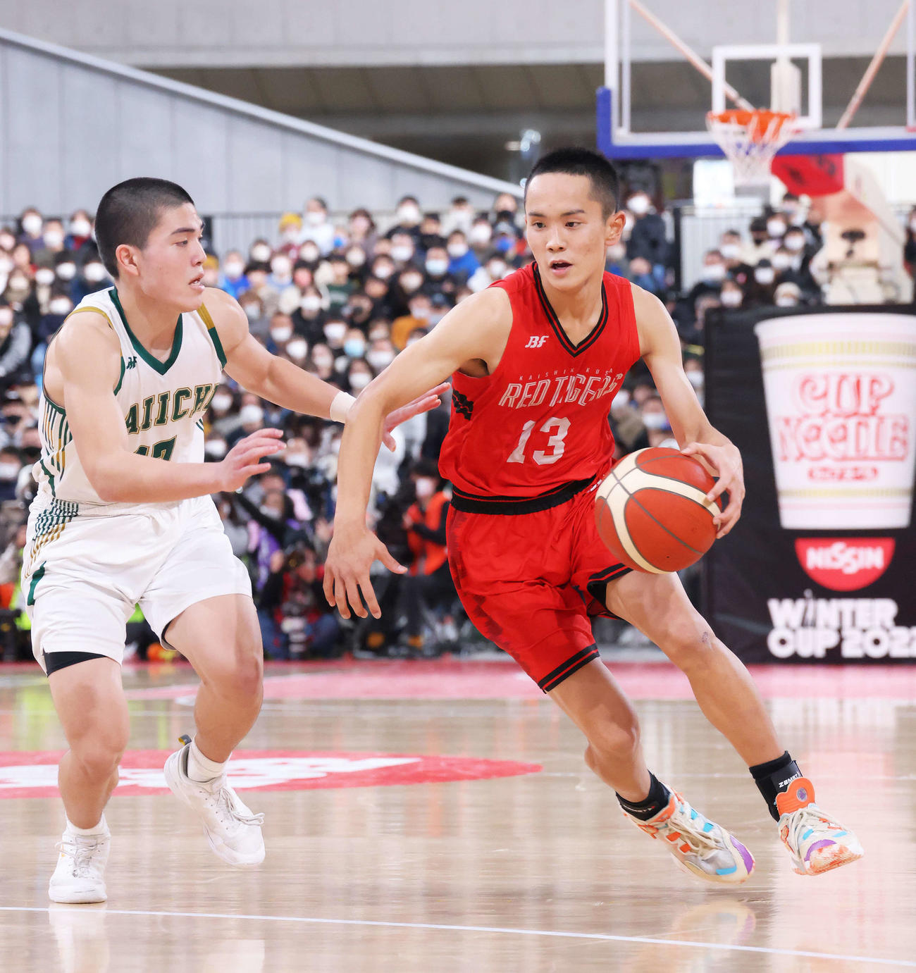 ウインターカップ決勝の福岡第一戦、ドリブルで攻め上がる開志国際・平良（右＝2022年12月29日撮影）