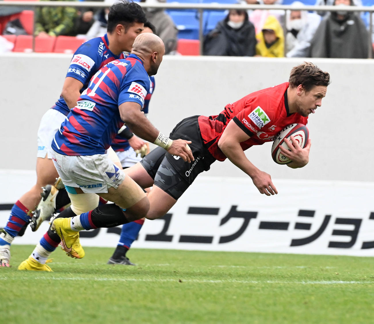 花園対横浜　後半、横浜FBエスピー・マレーがトライを奪う（撮影・前岡正明）