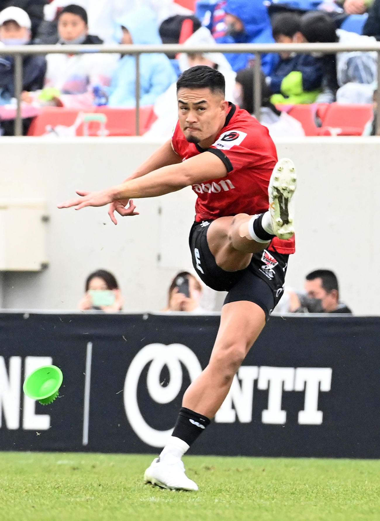 花園対横浜　後半、横浜SO田村優がゴールを決める（撮影・前岡正明）