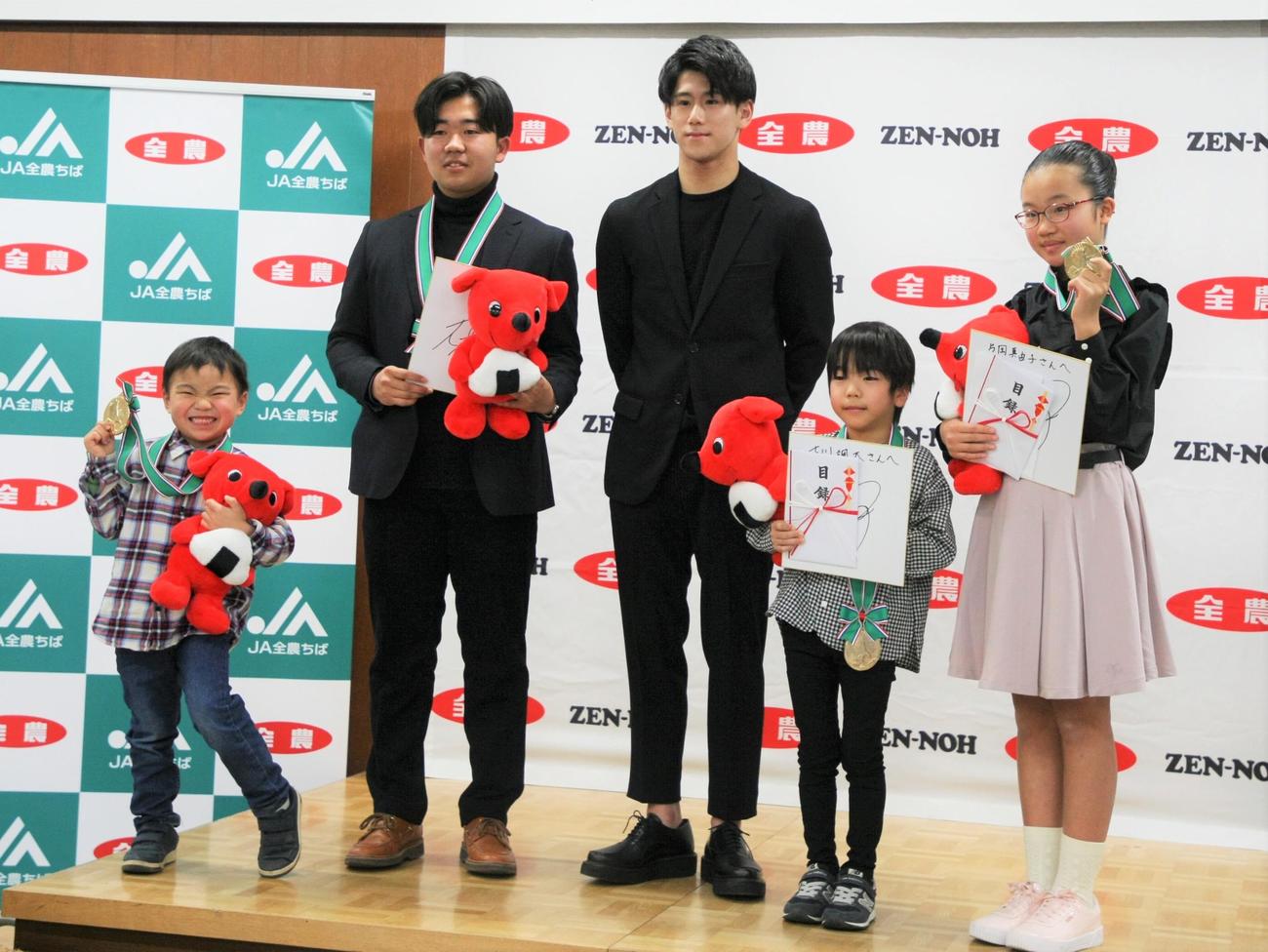 「ユメトコメキャンペーン」千葉米贈呈式に出席した公式アンバサダーの橋本（中央）と、左から金賞受賞者の武田睦希さん、林拓未さん、1人空けて古川颯太さん、片岡真結子さん（撮影・藤塚大輔）