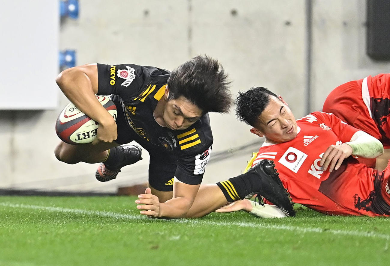後半、トライを決める東京SG・河瀬（左）（共同）