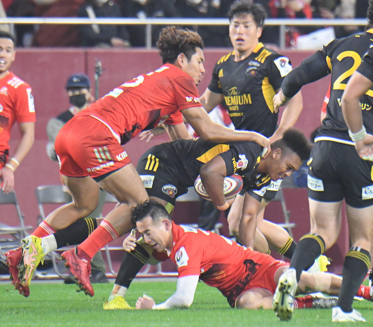 神戸対東京SG　後半、神戸FB山中（左）は東京SGのFB松下を止める（撮影・滝沢美穂子）