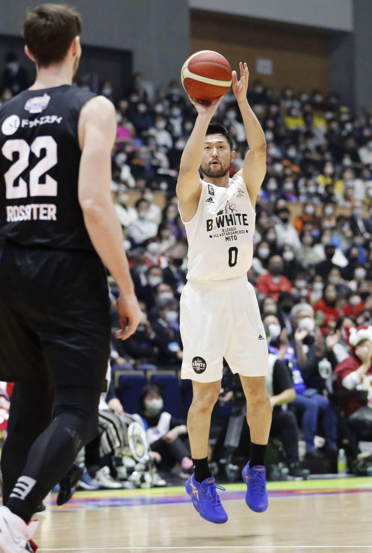 第1クオーター、シュートを放つ「B・WHITE」の橋本