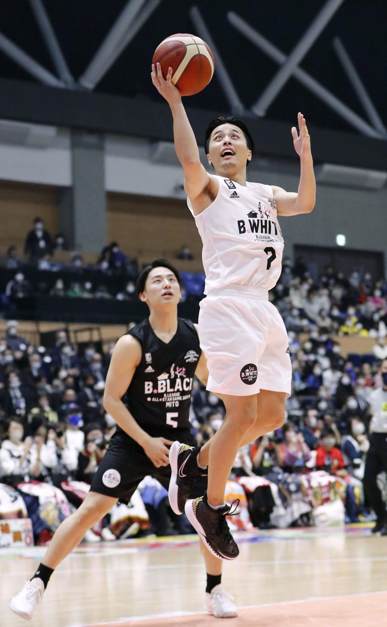 第2Q、シュートを放つ「B・WHITE」の富樫。左は「B・BLACK」の河村