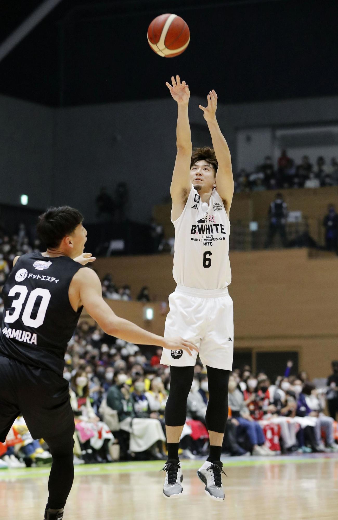第2クオーター、シュートを放つ「B・WHITE」の比江島