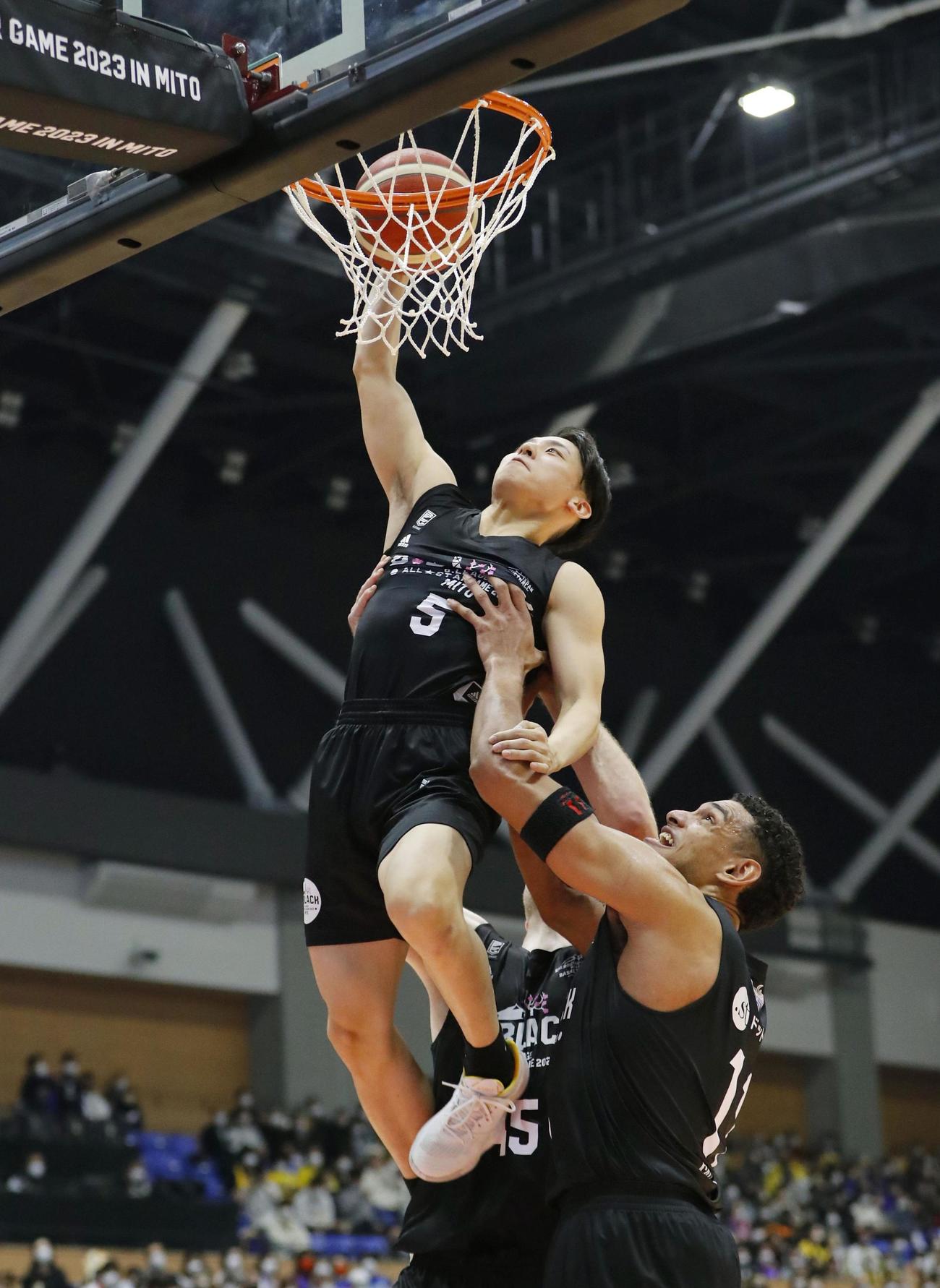 第4クオーター、チームメートに抱え上げられ、ダンクシュートを狙う「B・BLACK」の河村