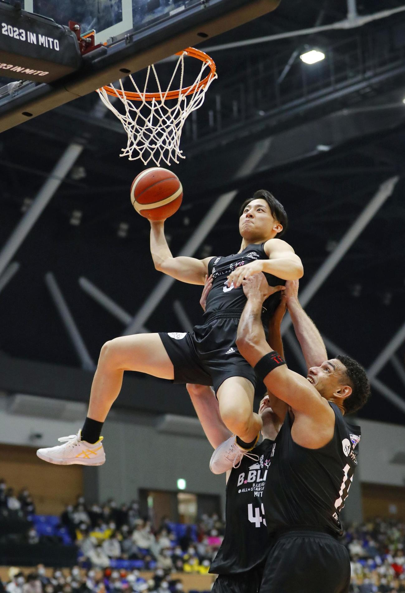 第4クオーター、チームメートに抱え上げられ、ダンクシュートを狙う「B・BLACK」の河村