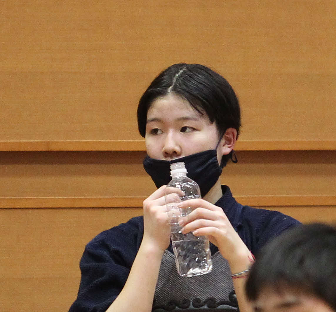 5度目の延長を前に給水する竹内