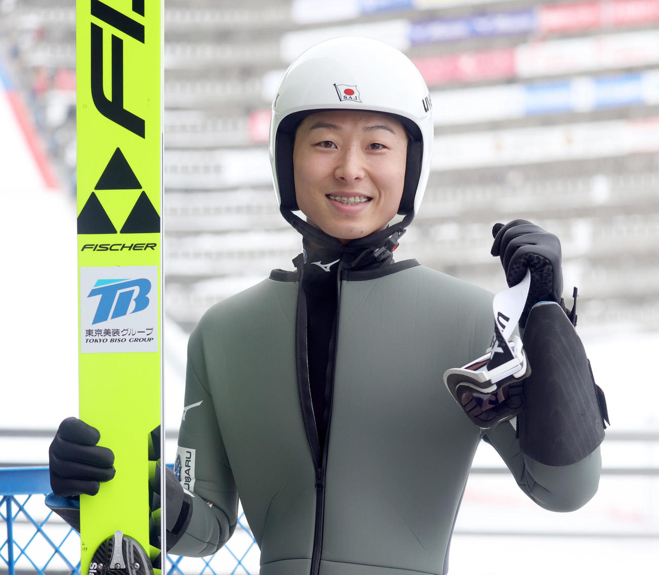 2回目を終え笑顔でポーズをする渡部（撮影・佐藤翔太）