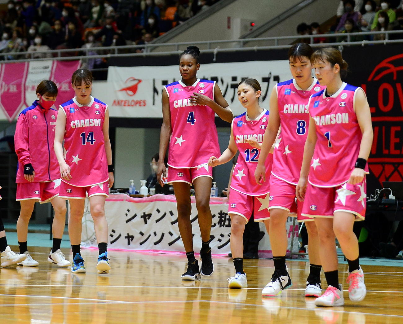 試合後、肩を落とすシャンソンの選手たち