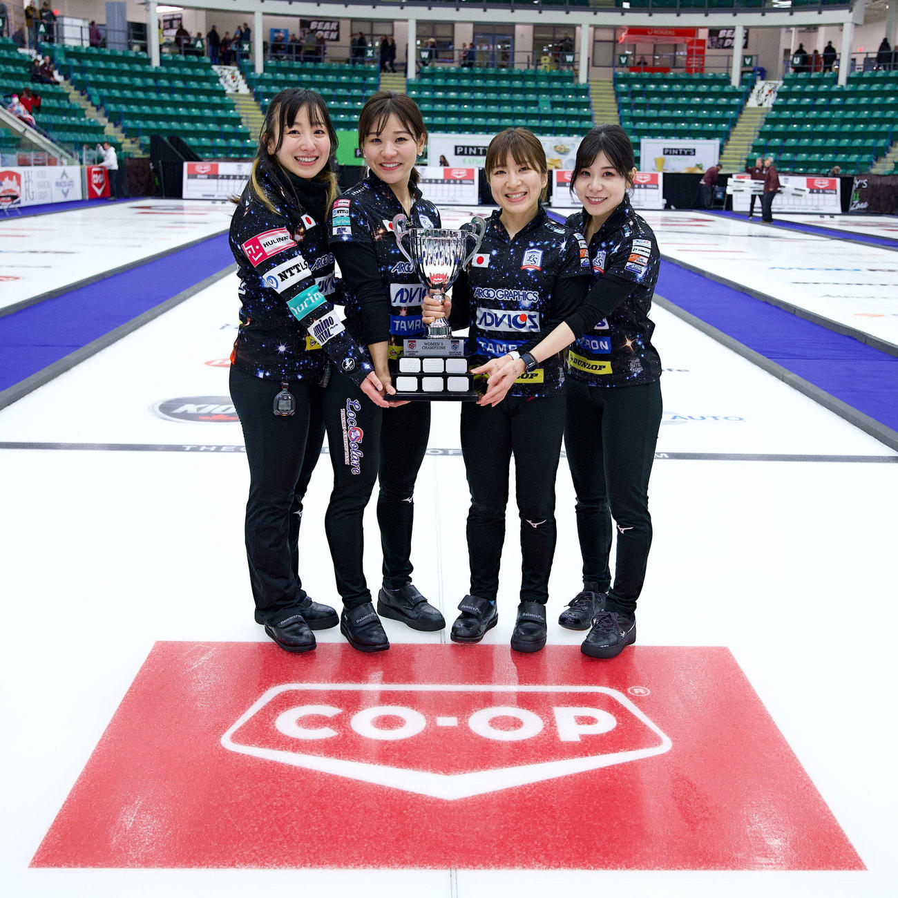 優勝したロコ・ソラーレ(C)Anil Mungal／Grand Slam of Curling