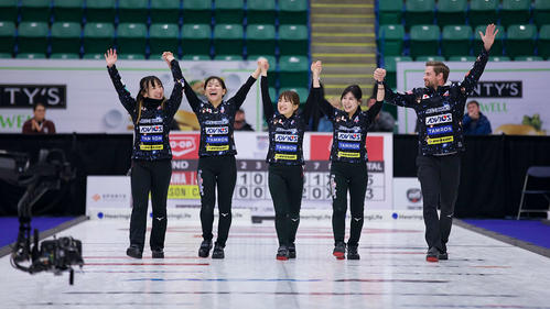 優勝したロコ・ソラーレ(C)Anil Mungal／Grand Slam of Curling