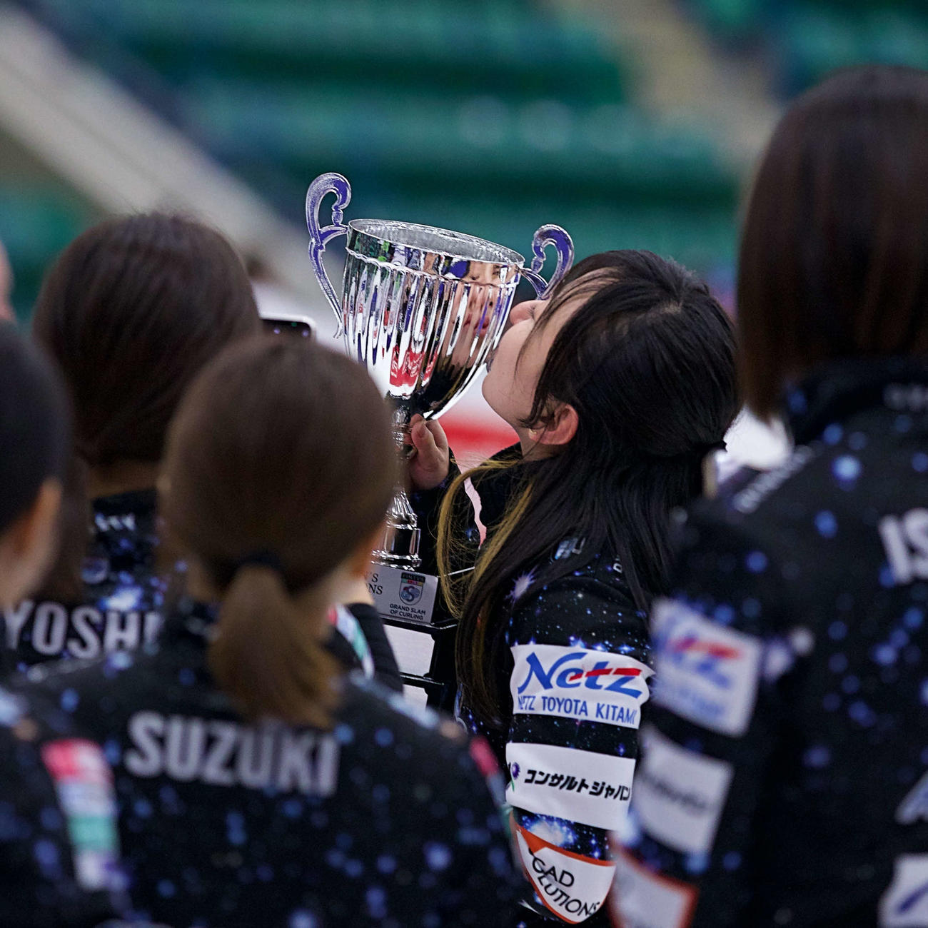 優勝杯に口づけしている藤沢五月(C)Anil Mungal／Grand Slam of Curling