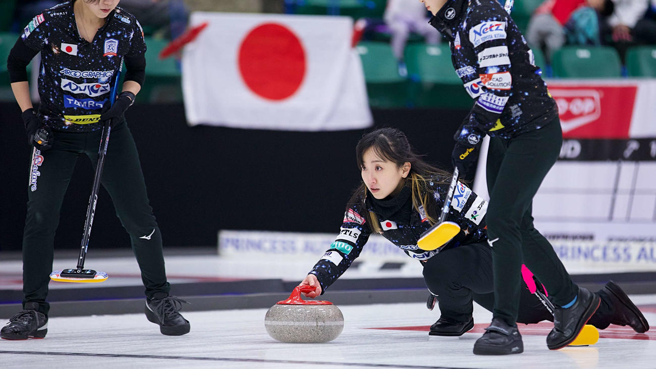 ロコ・ソラーレ藤沢五月のデリバリー（C）Anil Mungal／Grand Slam of Curling