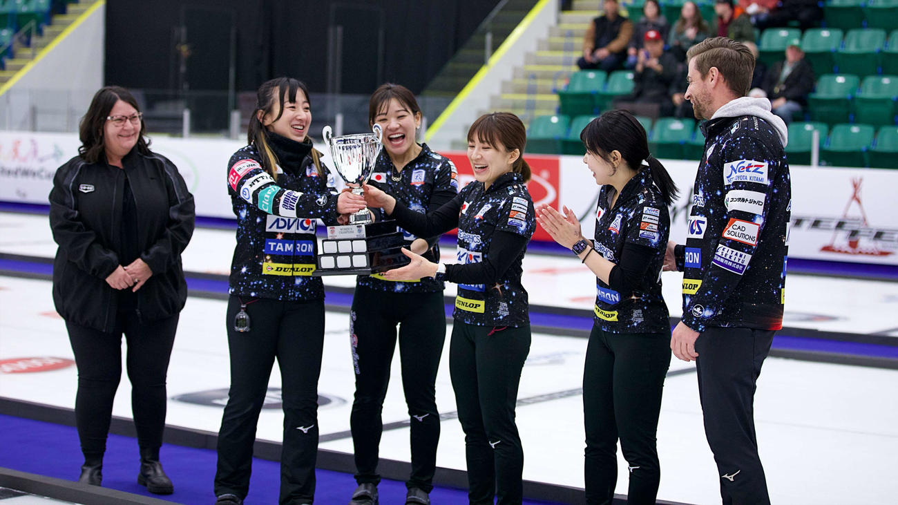 優勝したロコ・ソラーレ（C）Anil Mungal／Grand Slam of Curling