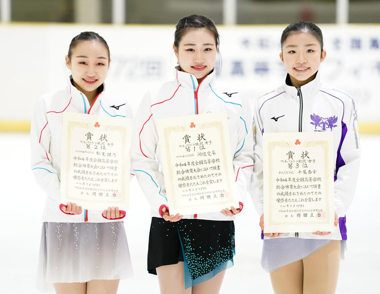 賞状を手に笑顔を見せる、左から3位松生、1位河辺、3位千葉（撮影・横山健太）