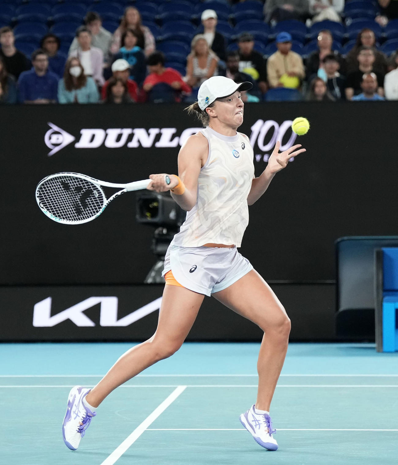 女子シングルス2回戦でプレーするイガ・シフィオンテク（共同）