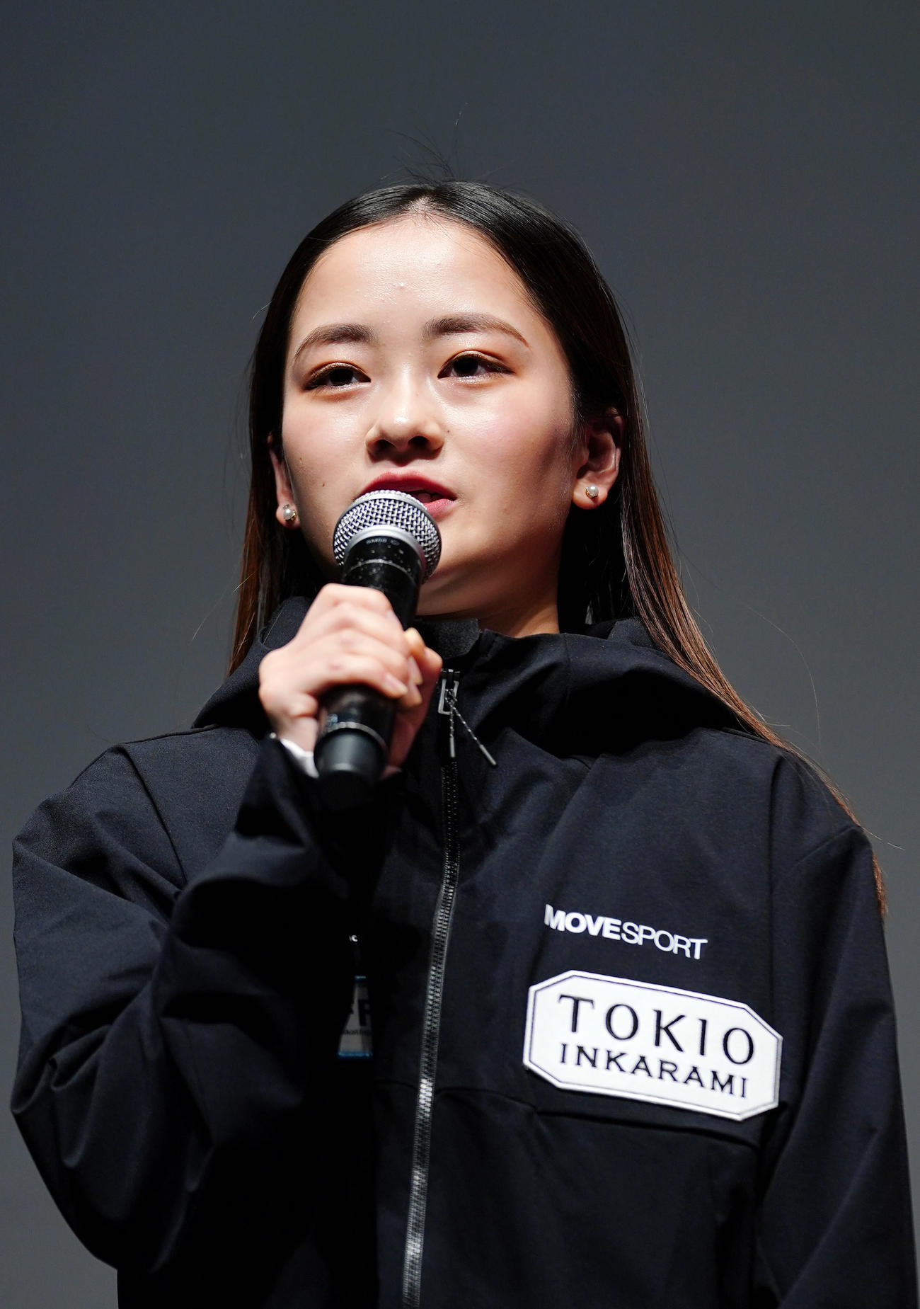 デサントのニューレーベル「MOVESPORT」の記者会見でコメントする渡辺倫果（撮影・狩俣裕三）