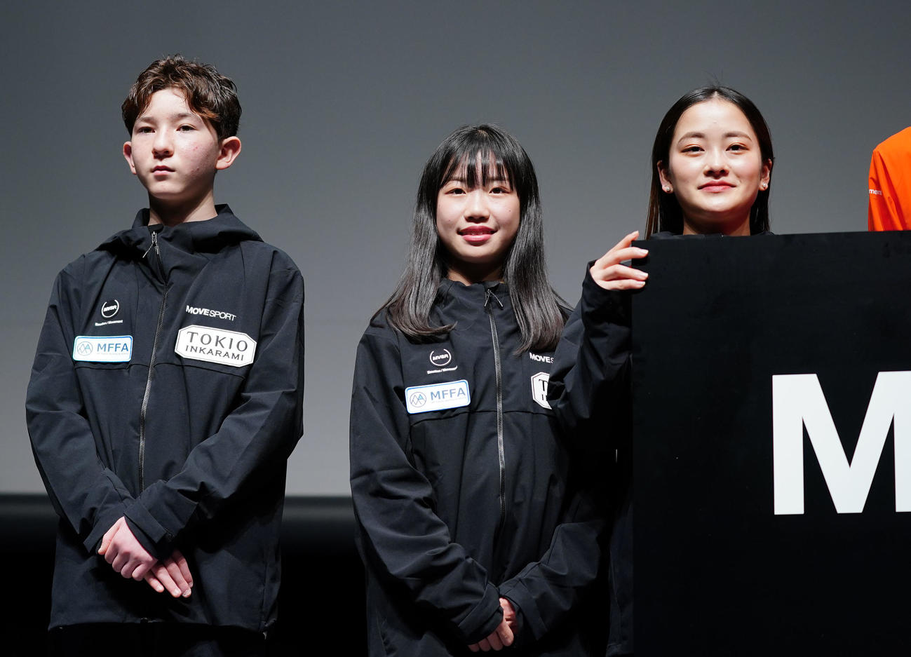 デサントのニューレーベル「MOVESPORT」の記者会見で記念撮影する、左から中田、中井、渡辺（撮影・狩俣裕三）