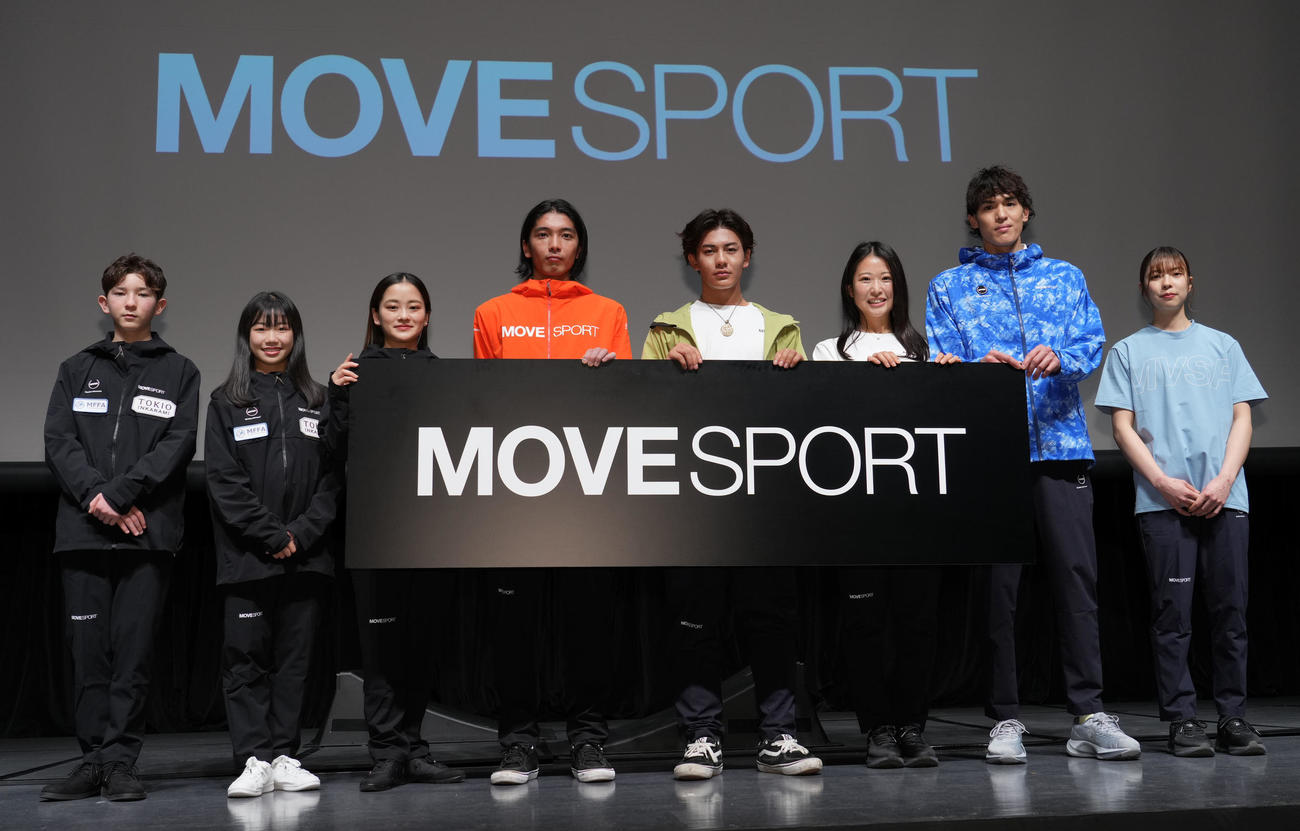 デサントのニューレーベル「MOVESPORT」の記者会見で記念撮影する、左から中田、中井、渡辺、芝田、大和、早川、楢崎明、久米（撮影・狩俣裕三）