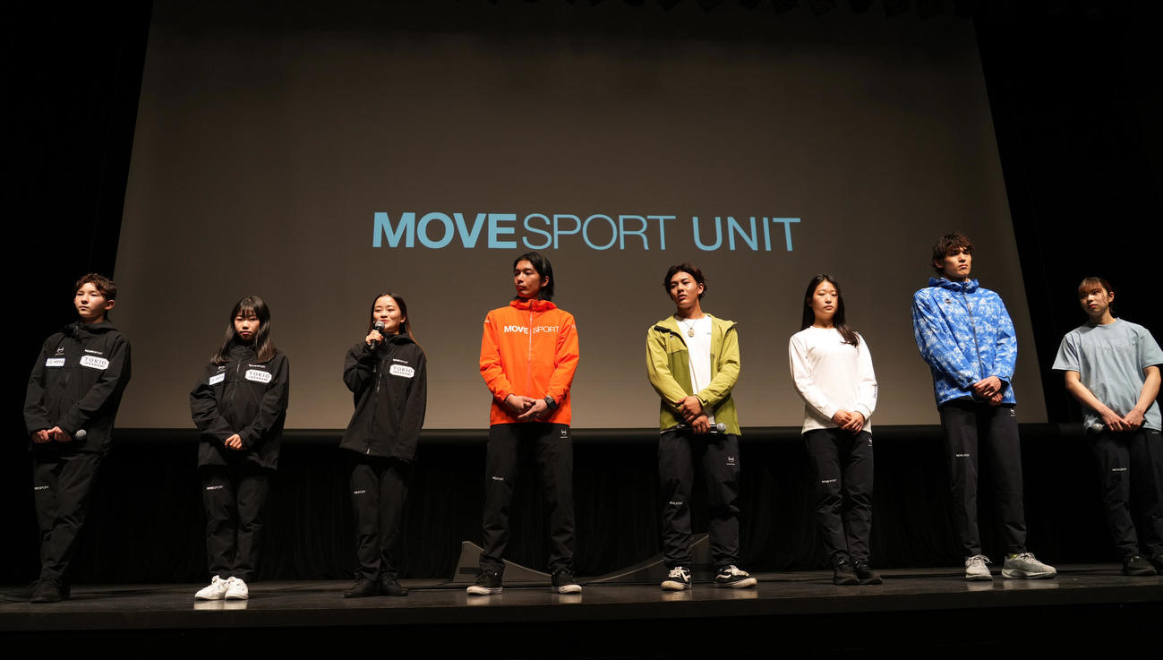 デサントのニューレーベル「MOVESPORT」の記者会見でコメントする渡辺（左から3人目）。左から中田、中井、1人置いて芝田、大和、早川、楢崎明、久米（撮影・狩俣裕三）