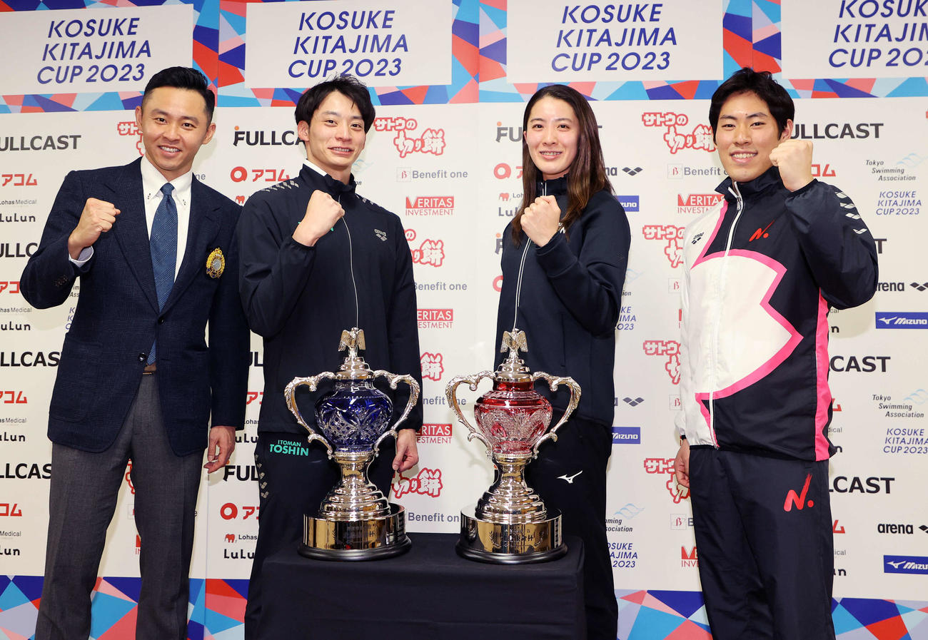 ガッツポーズで写真に納まる、左から北島会長、入江、大橋、本多（撮影・鈴木正人）
