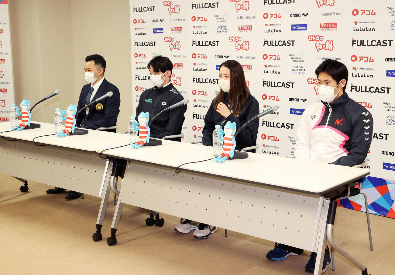 会見に臨む、左から北島会長、入江、大橋、本多（撮影・鈴木正人）