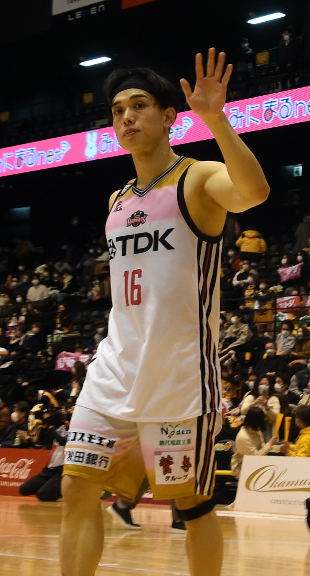 試合後、ブースターに手を振る伊藤