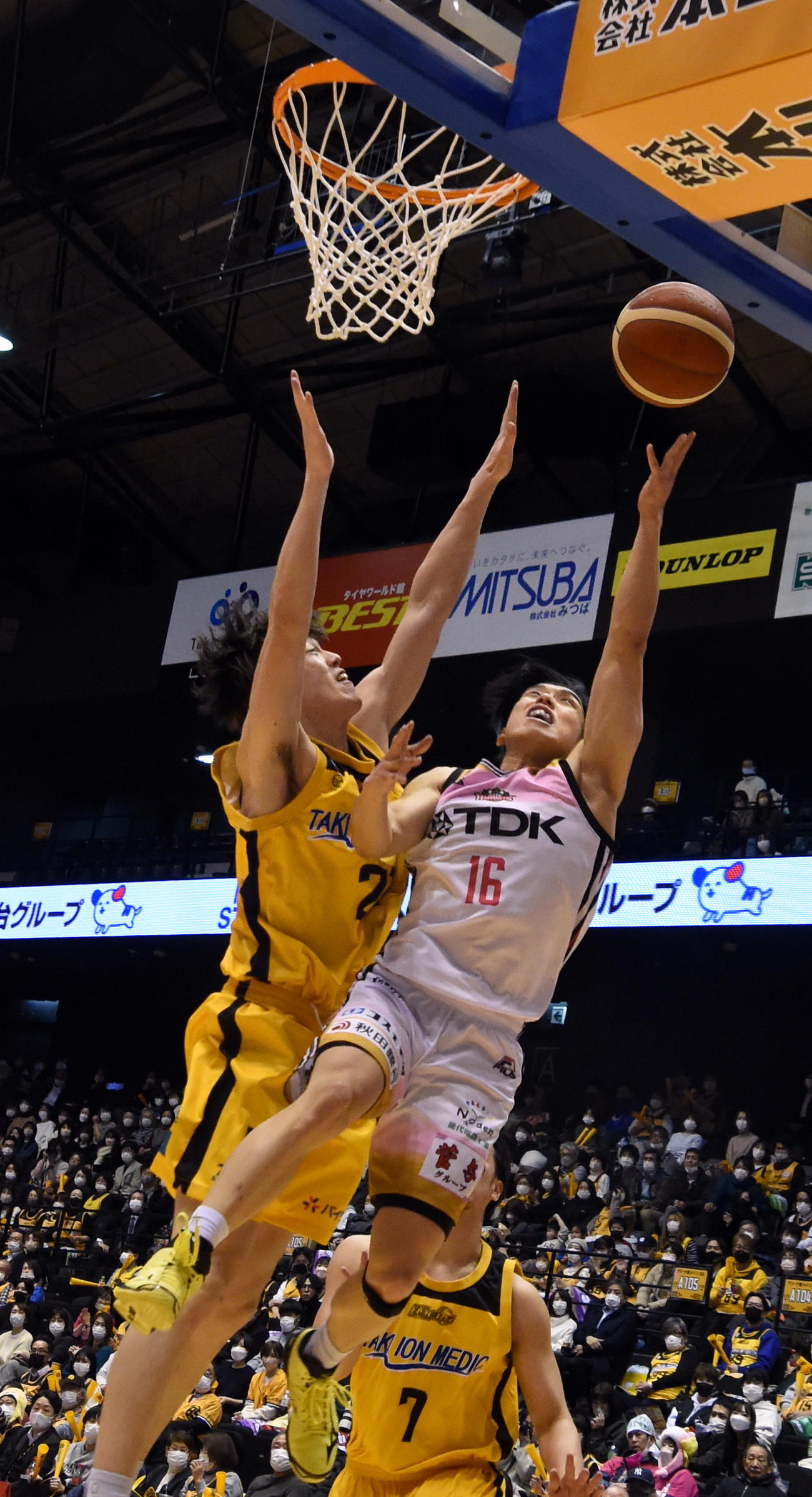 第4Q、シュートを決める秋田伊藤（右）（撮影・山田愛斗）