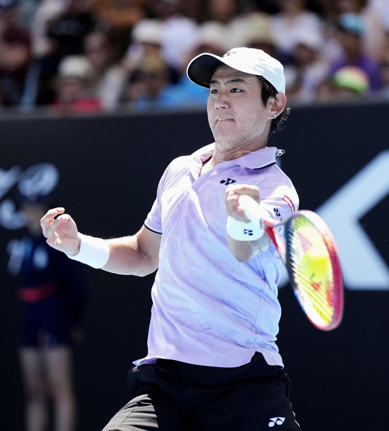 男子シングルス3回戦でプレーする西岡良仁（共同）