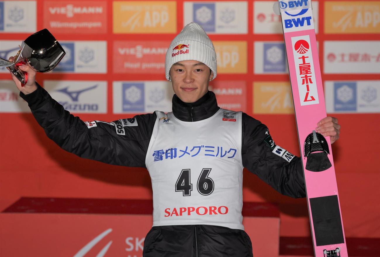 優勝しガッツポーズの小林陵（撮影・黒川智章）