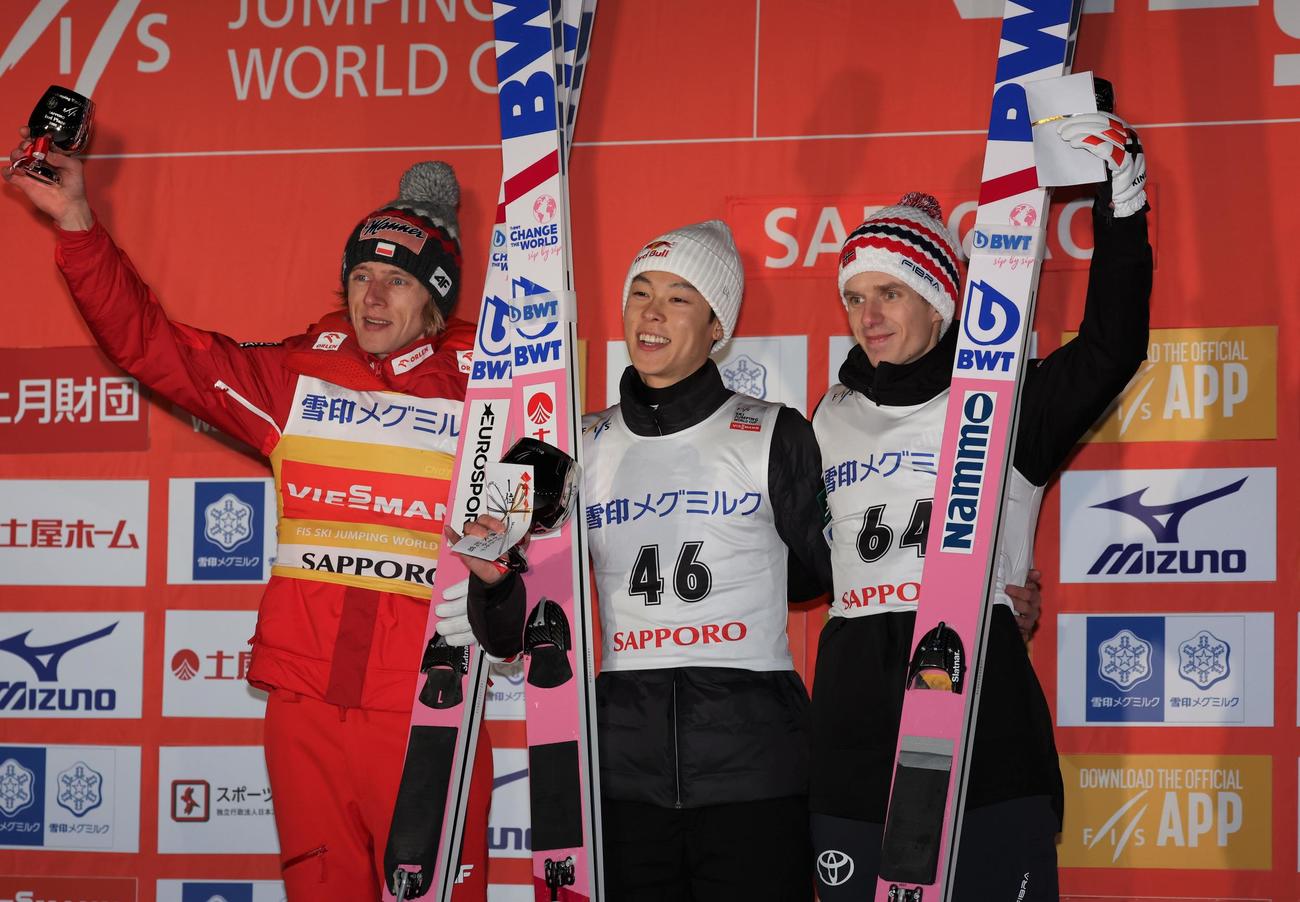 優勝し笑顔の小林陵（中央）。左は2位クバツキ、右は3位ハルボルエグネル（撮影・黒川智章）